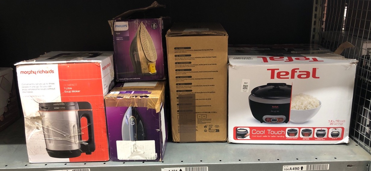 Lot 597  
            Edinburgh SR34 - Delivery Only 

                
QUANTITY OF KITCHEN & APPLIANCES ITEMS TO INCLUDE PHILIPS AZUR 8000 STEAM IRON, 3...
