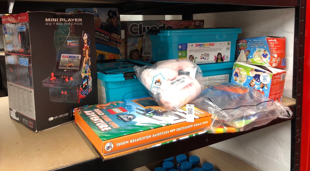 Lot 59  
            Edinburgh SR34 - Delivery Only 

                
QUANTITY OF TOYS & GAMES ITEMS TO INCLUDE SNAZAROO FACE PAINT: LOCATION - RACK A