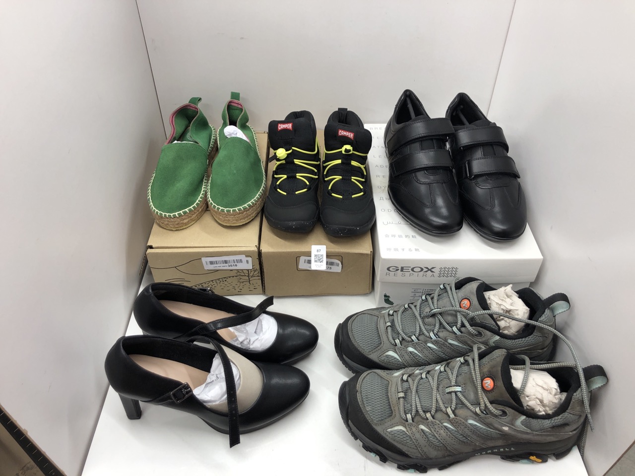Lot 87  
            Edinburgh SR34 - Delivery Only 

                
QUANTITY OF CLOTHING & APPAREL ITEMS TO INCLUDE CLARKS COLLECTION AMBYR SHINE BLA...