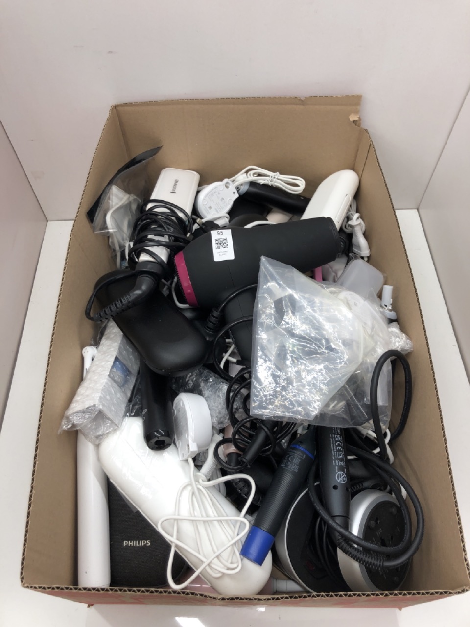 Lot 95  
            Edinburgh SR34 - Delivery Only 

                
QUANTITY OF HEALTH & BEAUTY ITEMS TO INCLUDE ORAL-B IO BLACK ELECTRIC TOOTHBRUSH ...