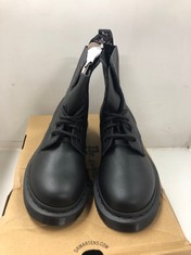 Lot 127  
            Edinburgh SR24 - Delivery Only 

                
DR. MARTENS WOMEN'S 1460 PASCAL MONO BOOTS, BLACK VIRGINIA, 4 UK.: LOCATION - B RACK