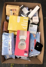 Lot 135  
            Edinburgh SR24 - Delivery Only 

                
QUANTITY OF HEALTH & BEAUTY ITEMS TO INCLUDE PHILIPS FACIAL HAIR REMOVER 5000 SER...