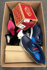 Lot 199  
            Edinburgh SR24 - Delivery Only 

                
1 X BOX OF SHOES TO INCLUDE WHITE & GREEN ADIDAS PREDATORS FOOTBALL BOOTS UK 2: L...