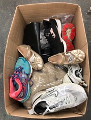 Lot 200  
            Edinburgh SR24 - Delivery Only 

                
1 X BOX OF SHOES TO INCLUDE GREY NIKE SHOES UK 5: LOCATION - B RACK