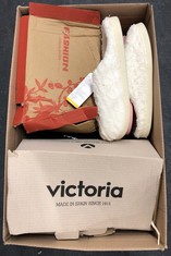 Lot 202  
            Edinburgh SR24 - Delivery Only 

                
1 X BOX OF SHOES TO INCLUDE BROWN VICTORIA  UK 6: LOCATION - B RACK