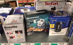 Lot 218  
            Edinburgh SR24 - Delivery Only 

                
QUANTITY OF KITCHEN & APPLIANCES ITEMS TO INCLUDE RUSSELL HOBBS TEXTURES ELECTRIC...