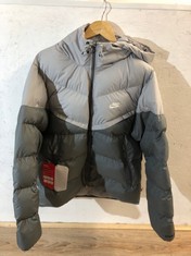 Lot 24  
            Edinburgh SR24 - Delivery Only 

                
NIKE STORM FIT PUFFA JACKET GREY SIZE L ORIGINAL   RRP £132: LOCATION - TOP 50 RACK