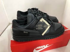 Lot 261  
            Edinburgh SR24 - Delivery Only 

                
BLACK NIKE DUNKS LOW GTX UK 8: LOCATION - C RACK