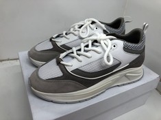 Lot 265  
            Edinburgh SR24 - Delivery Only 

                
CLEENS ESSENTIAL RUNNER WHITE - GREY UK SIZE 10 ORIGINAL RRP £150:: LOCATION - D ...