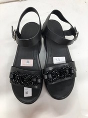 Lot 276  
            Edinburgh SR24 - Delivery Only 

                
FITFLOP BLACK SANDALS SIZE UK 6 ORIGINAL RRP £133:: LOCATION - D RACK