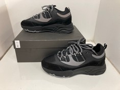 Lot 294  
            Edinburgh SR24 - Delivery Only 

                
CLEENS AERO RUNNER STEEL UK SIZE 10 ORIGINAL RRP £190:: LOCATION - D RACK