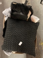 Lot 630  
            Edinburgh SR24 - Delivery Only 

                
QUANTITY OF ITEMS TO INCLUDE BLACK CUSHION:: LOCATION - J RACK