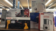 Lot 653  
            Edinburgh SR24 - Delivery Only 

                
QUANTITY OF KITCHEN & APPLIANCES ITEMS TO INCLUDE SWAN SK19026CRM SOLACE CORDLESS...