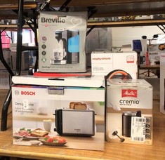 Lot 684  
            Edinburgh SR24 - Delivery Only 

                
QUANTITY OF KITCHEN & APPLIANCES ITEMS TO INCLUDE BOSCH DESIGNLINE TAT3P420GB 2 S...