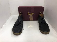 Lot 73  
            Edinburgh SR24 - Delivery Only 

                
DR MARTENS ADRIAN BLACK UK SIZE 10 & DR MARTENS SHORT BLACK BOOTS UK SIZE 9: LOCA...
