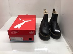 Lot 81  
            Edinburgh SR24 - Delivery Only 

                
PUMA SMASH GREY/SILVER TRAINERS UK SIZE 5.5 & DR MARTENS BLACK ANKLE BOOTS UK SIZ...
