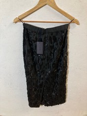 Lot 831  
            Edinburgh SR24 - Delivery Only 

                
PRADA GONNA NERO SETA RICAMO SKIRT SIZE 40: LOCATION - CLOTHES RACK