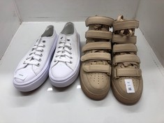 Lot 83  
            Edinburgh SR24 - Delivery Only 

                
CONVERSE ALL STAR WHITE TRAINERS UK SIZE 5 & NIKE X BILLIE ELLISH AIR FORCE 1 HIG...
