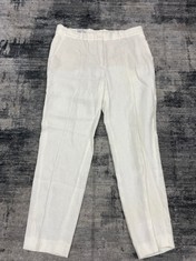 Lot 846  
            Edinburgh SR24 - Delivery Only 

                
LORO DIANA TROUSERS NO SIZE:: LOCATION - CLOTHES RACK