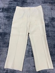 Lot 847  
            Edinburgh SR24 - Delivery Only 

                
LORO DIANA TROUSERS SIZE 46:: LOCATION - CLOTHES RACK