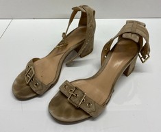 Lot 853  
            Edinburgh SR24 - Delivery Only 

                
GIANVITO ROSSI SANDALS SIZE UK 5:: LOCATION - CLOTHES RACK