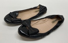 Lot 854  
            Edinburgh SR24 - Delivery Only 

                
MIU MIU FLATS, SIZE UK 4.5:: LOCATION - CLOTHES RACK