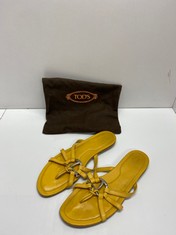 Lot 855  
            Edinburgh SR24 - Delivery Only 

                
TODS FLAT SANDALS, SIZE UK 5:: LOCATION - CLOTHES RACK