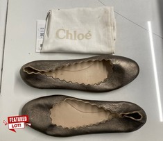 Lot 856  
            Edinburgh SR24 - Delivery Only 

                
CHLOE LAUREN SCALLOPED METALLIC LEATHER BALLET FLAT  SIZE 39.5: LOCATION - CLOTHE...