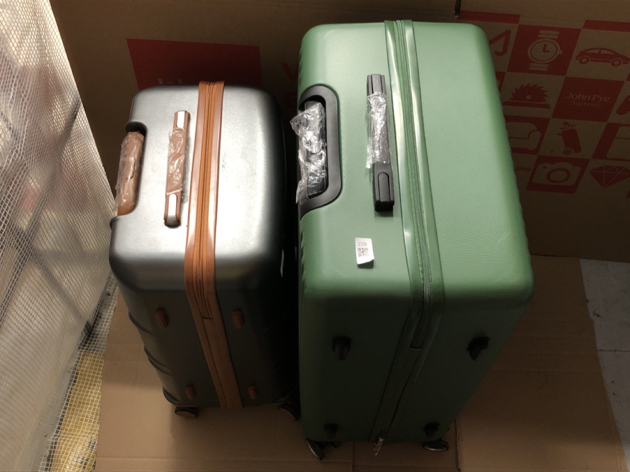 Lot 228  
            Edinburgh SR33 - Delivery Only 

                
LUGG SUITCASE + MINI SUITCASE SILVER HARDSHELL WITH BROWN LINING: LOCATION - RACK C