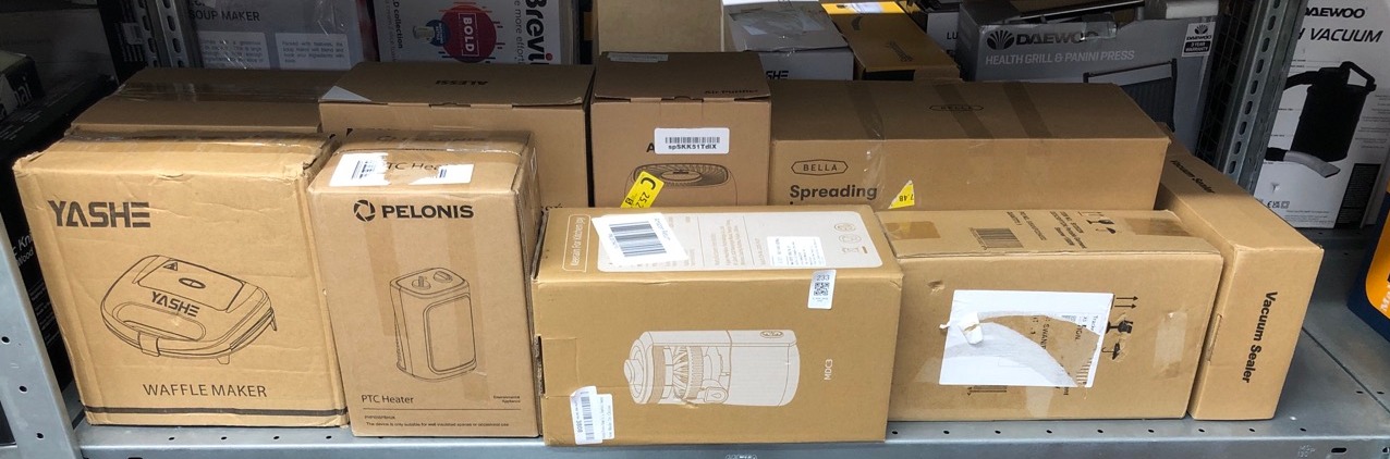 Lot 233  
            Edinburgh SR33 - Delivery Only 

                
QUANTITY OF KITCHEN & APPLIANCES ITEMS TO INCLUDE SWAN SI12022N PORTABLE GARMENT ...