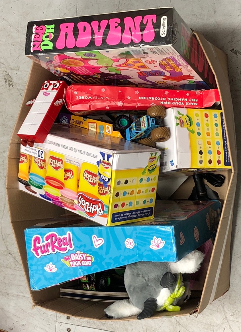 Lot 239  
            Edinburgh SR33 - Delivery Only 

                
QUANTITY OF TOYS & GAMES ITEMS TO INCLUDE PLAY-DOH SUPER COLOR, 20-PACK, 60 OZ: L...