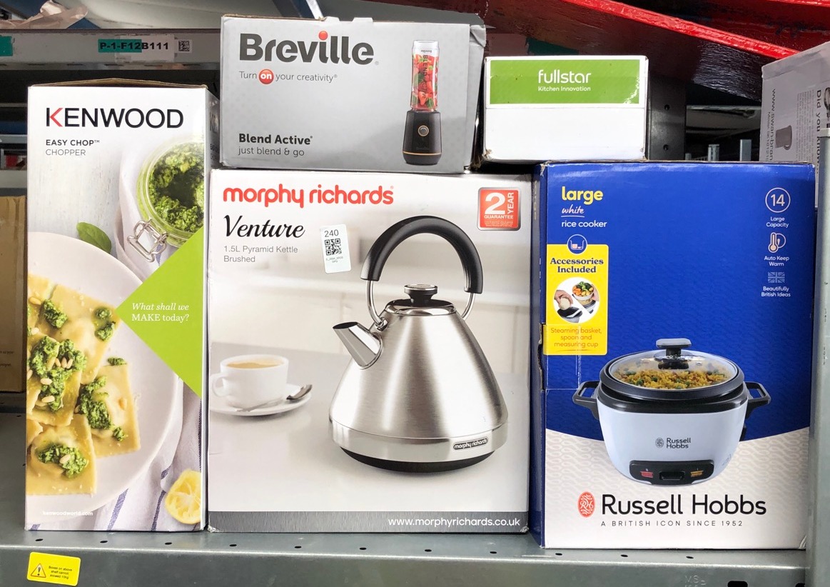 Lot 240  
            Edinburgh SR33 - Delivery Only 

                
QUANTITY OF KITCHEN & APPLIANCES ITEMS TO INCLUDE KENWOOD EASY CHOP CHOPPER, 0.5L...