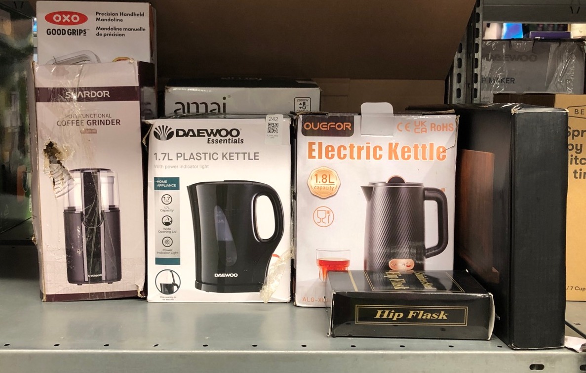 Lot 242  
            Edinburgh SR33 - Delivery Only 

                
QUANTITY OF KITCHEN & APPLIANCES ITEMS TO INCLUDE DAEWOO ESSENTIALS 1.7L FAST BOI...