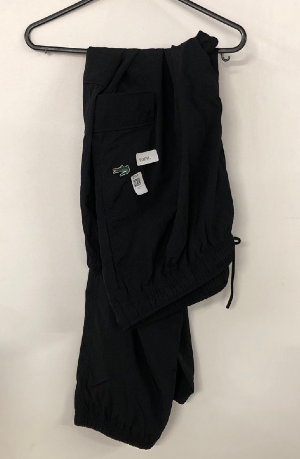 Lot 254  
            Edinburgh SR33 - Delivery Only 

                
LACOSTE NYLON PANTS REGULAR FIT UK SIZE 18: LOCATION - RACK C