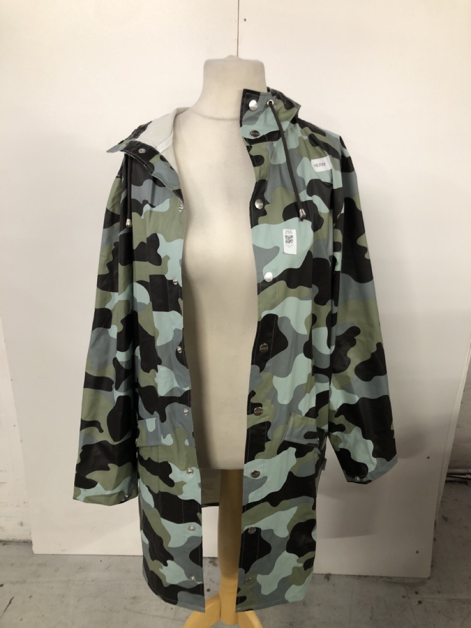 Lot 255  
            Edinburgh SR33 - Delivery Only 

                
RAINS WATERPROOF JACKET SIZE XS: LOCATION - RACK C