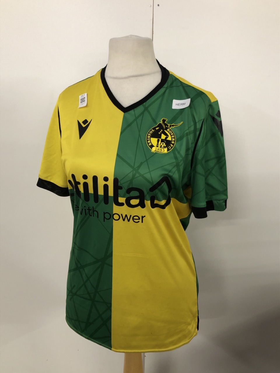 Lot 257  
            Edinburgh SR33 - Delivery Only 

                
MACRON BRISTOL ROVERS F.C T-SHIRT SIZE S: LOCATION - RACK C