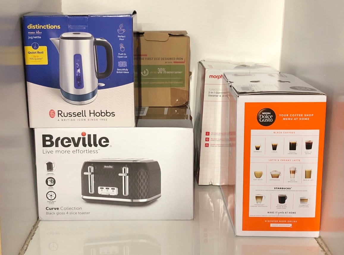 Lot 261  
            Edinburgh SR33 - Delivery Only 

                
QUANTITY OF KITCHEN & APPLIANCES ITEMS TO INCLUDE MORPHY RICHARDS TURBO STEAM 2-I...