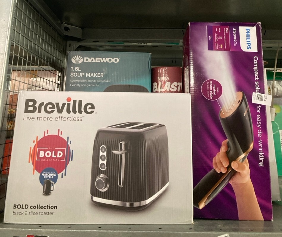 Lot 264  
            Edinburgh SR33 - Delivery Only 

                
QUANTITY OF KITCHEN & APPLIANCES ITEMS TO INCLUDE NINJA BLAST PORTABLE BLENDER, 5...