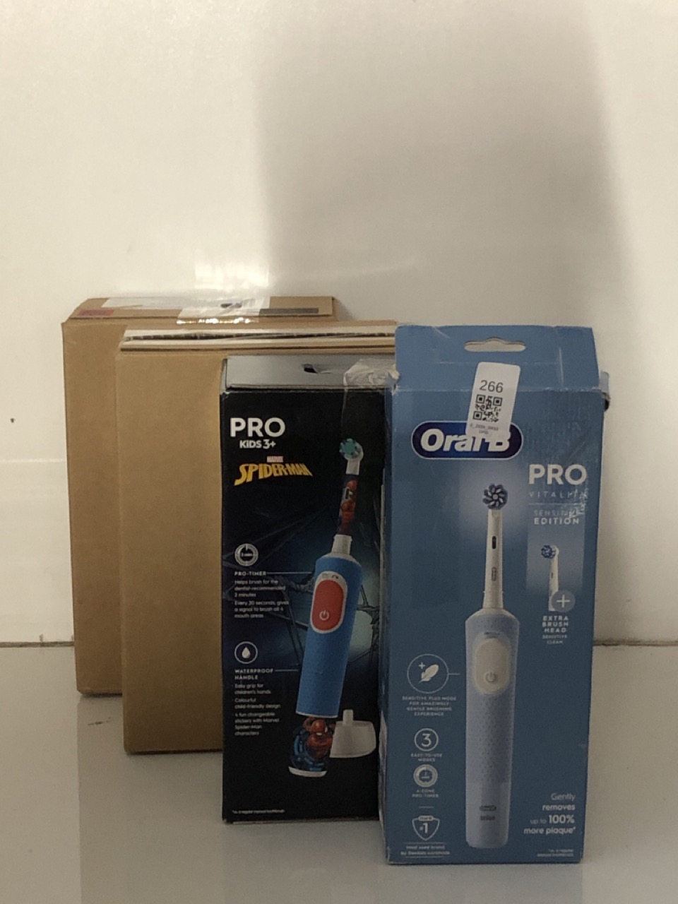 Lot 266  
            Edinburgh SR33 - Delivery Only 

                
QUANTITY OF HEALTH & BEAUTY ITEMS TO INCLUDE ORAL-B VITALITY PRO ELECTRIC TOOTHBR...
