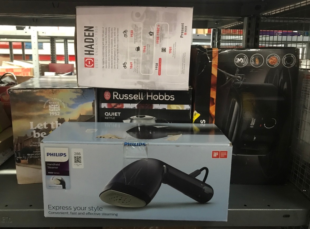 Lot 286  
            Edinburgh SR33 - Delivery Only 

                
QUANTITY OF KITCHEN & APPLIANCES ITEMS TO INCLUDE RUSSELL HOBBS 2 SLICE LIFT & LO...