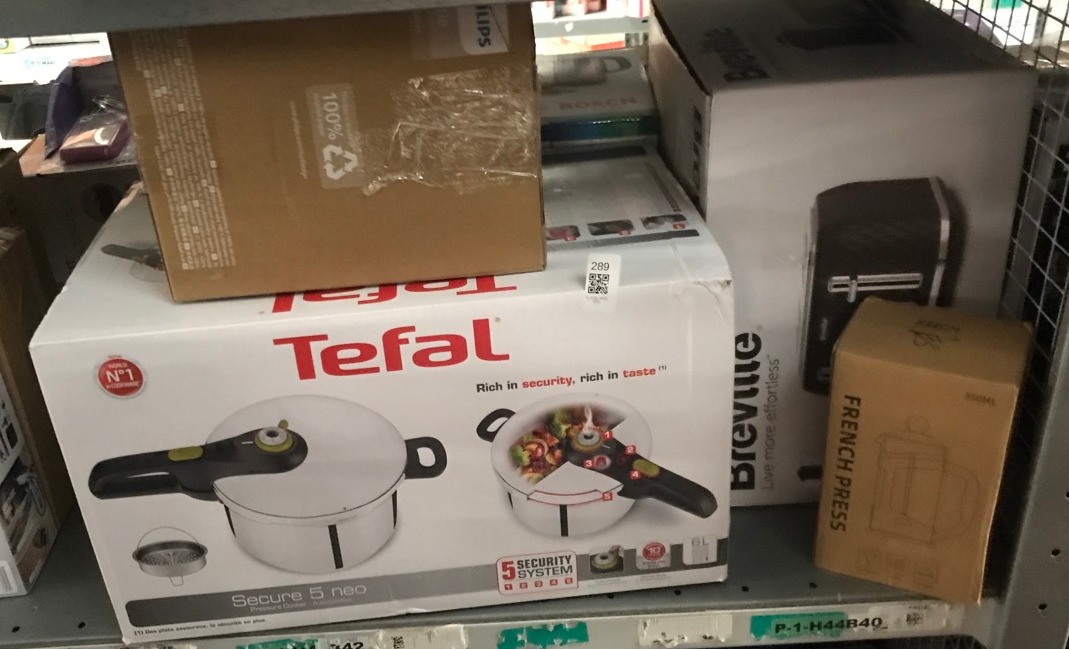 Lot 289  
            Edinburgh SR33 - Delivery Only 

                
QUANTITY OF KITCHEN & APPLIANCES TO INCLUDE PHILIPS KETTLE 3000 SERIES: LOCATION ...