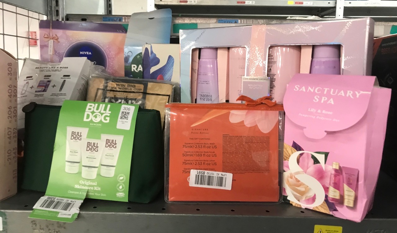 Lot 306  
            Edinburgh SR33 - Delivery Only 

                
QUANTITY OF HEALTH & BEAUTY ITEMS TO INCLUDE SANCTUARY SPA PETITE RETREAT GIFT, V...