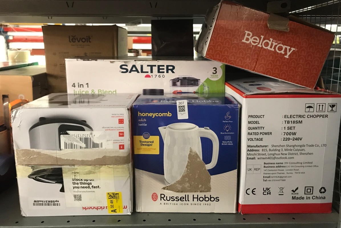 Lot 307  
            Edinburgh SR33 - Delivery Only 

                
QUANTITY OF KITCHEN & APPLIANCES ITEMS TO INCLUDE RUSSELL HOBBS HONEYCOMB ELECTRI...