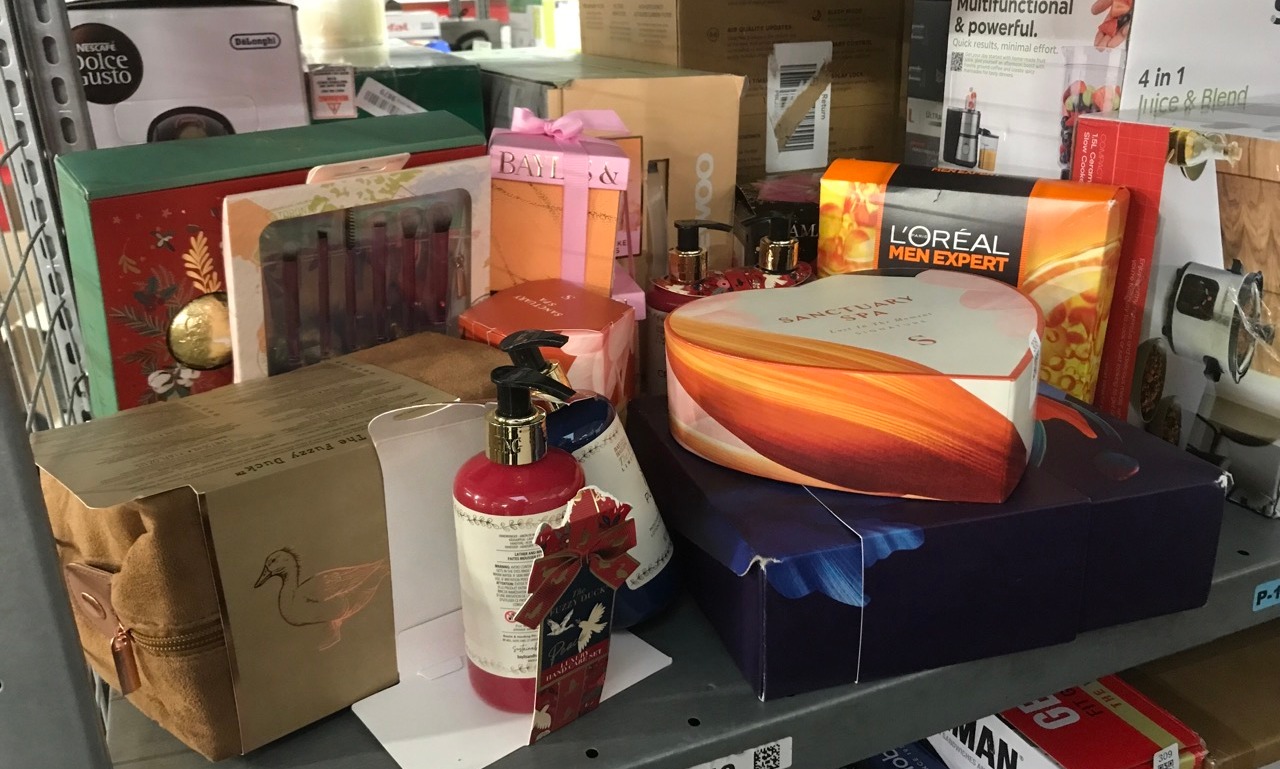 Lot 308  
            Edinburgh SR33 - Delivery Only 

                
QUANTITY OF ITEMS TO INCLUDE SANCTUARY SPA LOST IN THE MOMENT GIFT, VEGAN, GIFT F...