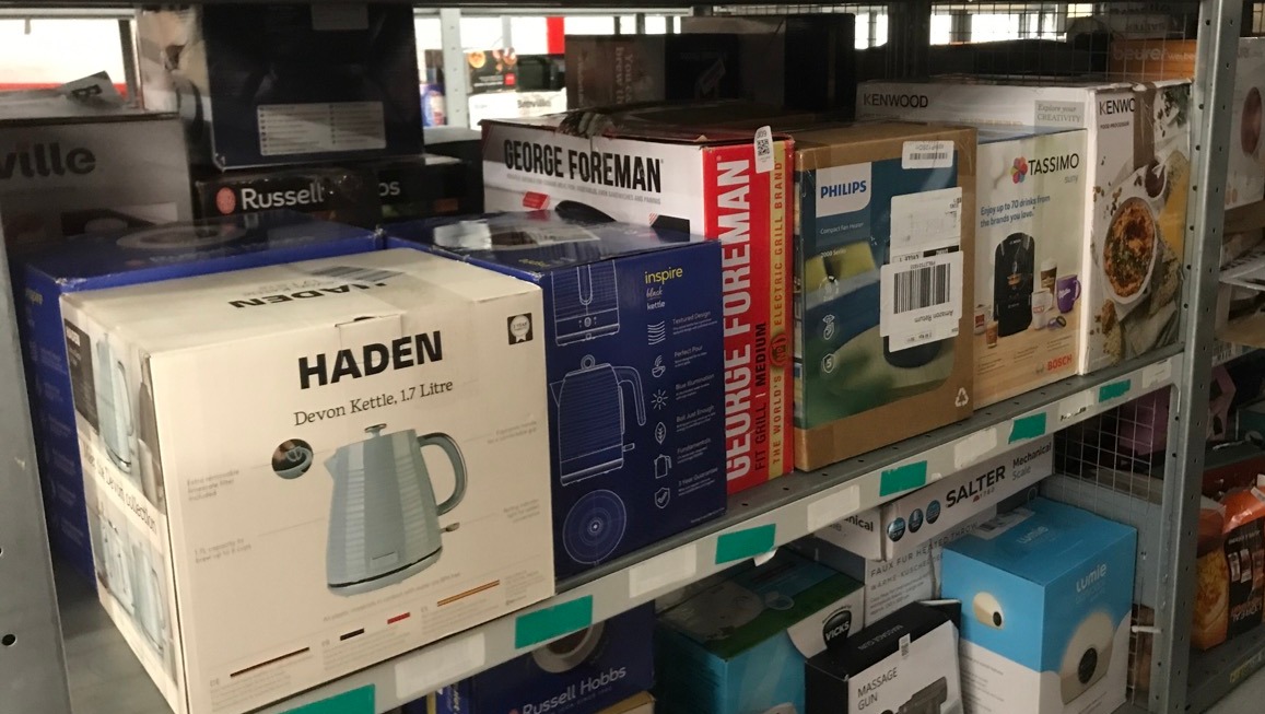 Lot 309  
            Edinburgh SR33 - Delivery Only 

                
QUANTITY OF KITCHEN & APPLIANCES ITEMS TO INCLUDE RUSSELL HOBBS INSPIRE ELECTRIC ...