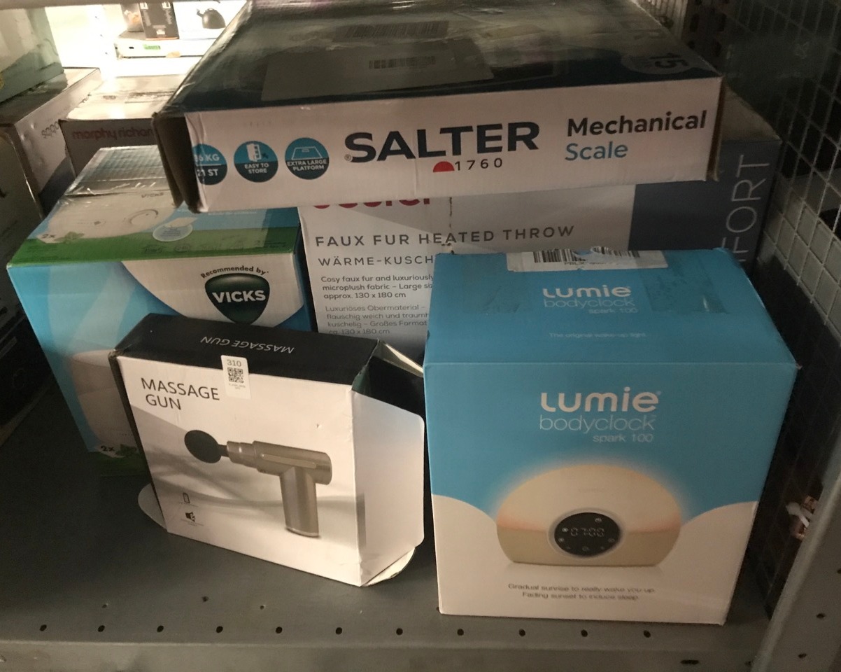 Lot 310  
            Edinburgh SR33 - Delivery Only 

                
QUANTITY OF HEALTH & BEAUTY ITEMS TO INCLUDE LUMIE BODYCLOCK SPARK 100 - WAKE-UP ...