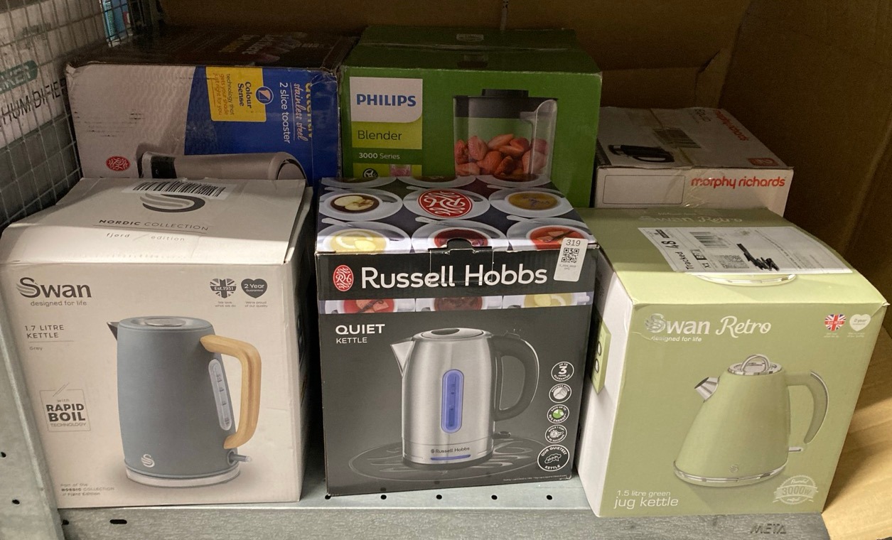 Lot 319  
            Edinburgh SR33 - Delivery Only 

                
QUANTITY OF KITCHEN & APPLIANCES ITEMS TO INCLUDE SWAN SK19020GN RETRO JUG KETTLE...