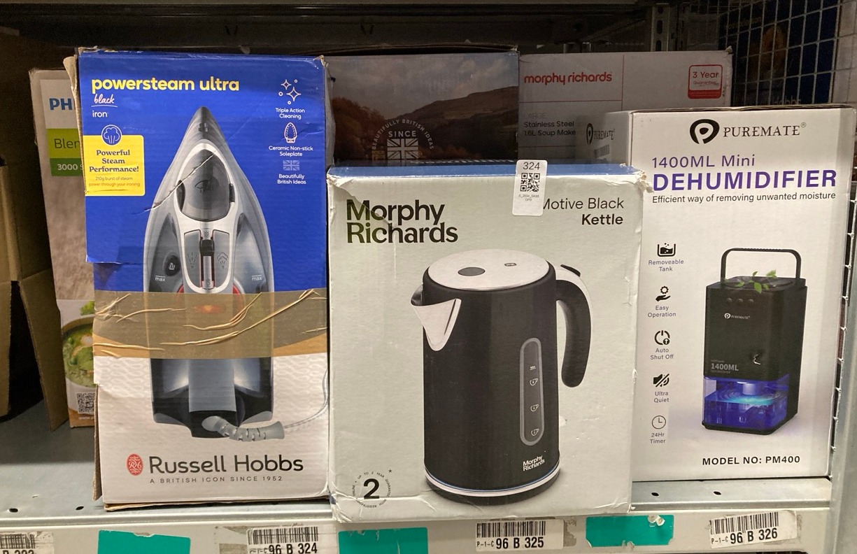 Lot 324  
            Edinburgh SR33 - Delivery Only 

                
QUANTITY OF KITCHEN & APPLIANCES ITEMS TO INCLUDE RUSSELL HOBBS JUG BLENDER [SMOO...