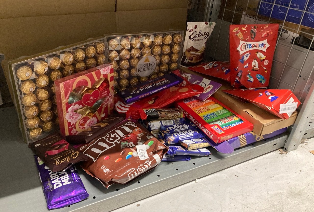 Lot 334  
            Edinburgh SR33 - Delivery Only 

                
QUANTITY OF FOOD & DRINK ITEMS TO INCLUDE TONY'S CHOCOLONELY RAINBOW TASTING PACK...