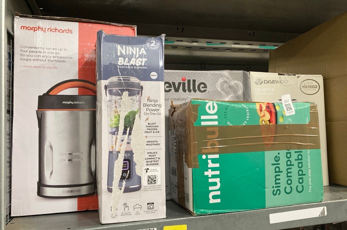 Lot 337  
            Edinburgh SR33 - Delivery Only 

                
QUANTITY OF KITCHEN & APPLIANCES ITEMS TO INCLUDE BREVILLE HOTCUP HOT WATER DISPE...